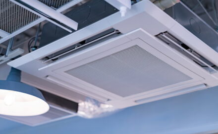 業務用エアコンとライト