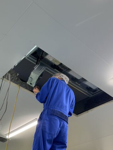 施工中<br />
ビルトインエアコンを吊込しパネル取付作業