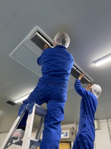 施工中<br />
ビルトインエアコンを吊込しパネル取付作業