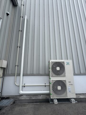 仕上げはラッキングで化粧カバー